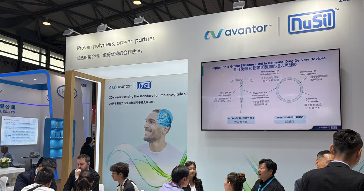 Medtec China 2026 现场，参会者就坐于 Avantor NuSil 展区