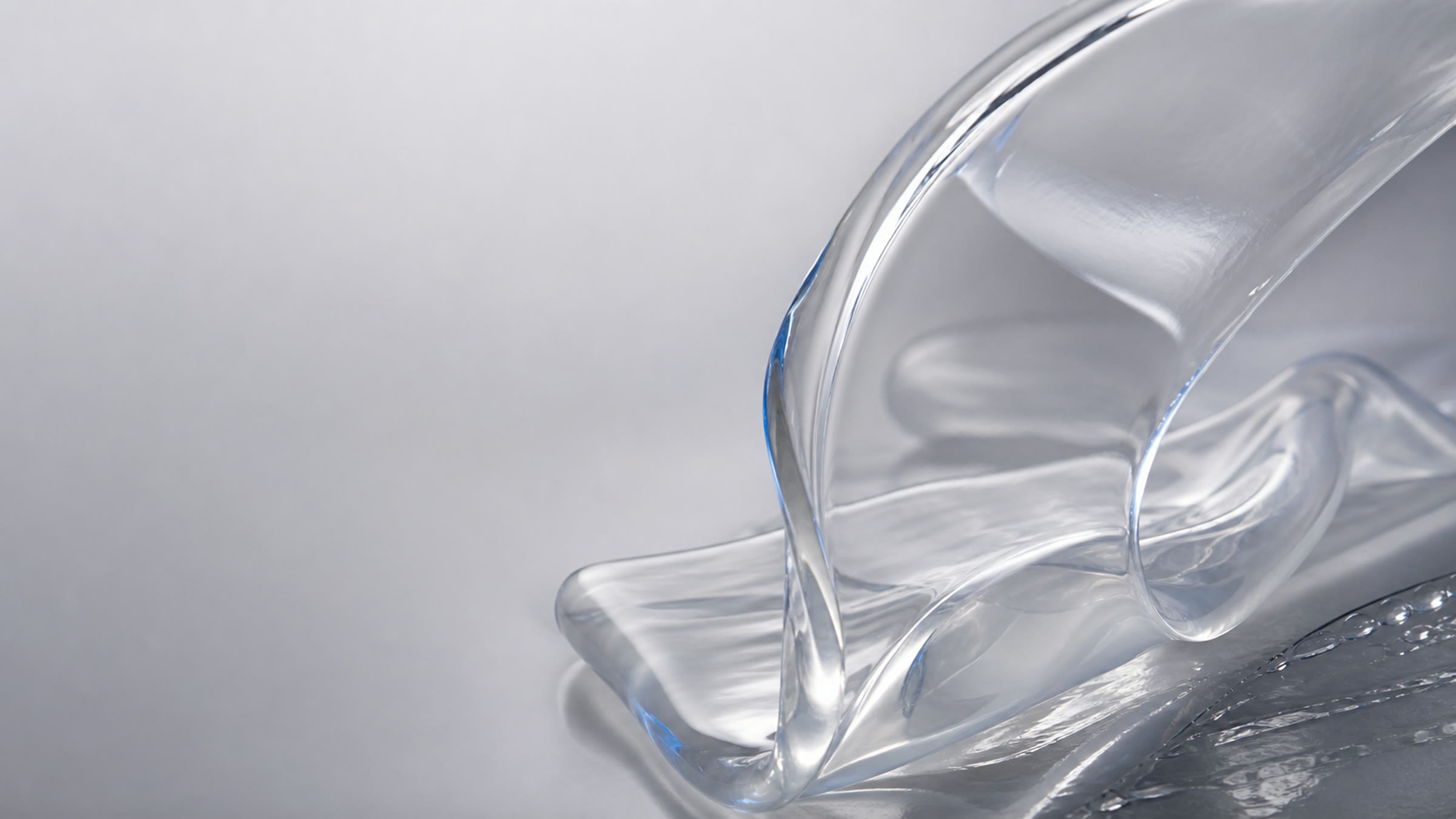 透明硅胶材料形态的概念微距示意，非具体牌号或测量结果